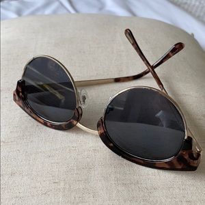Cat-Eye Tortoise Shell Framed Sunglasses